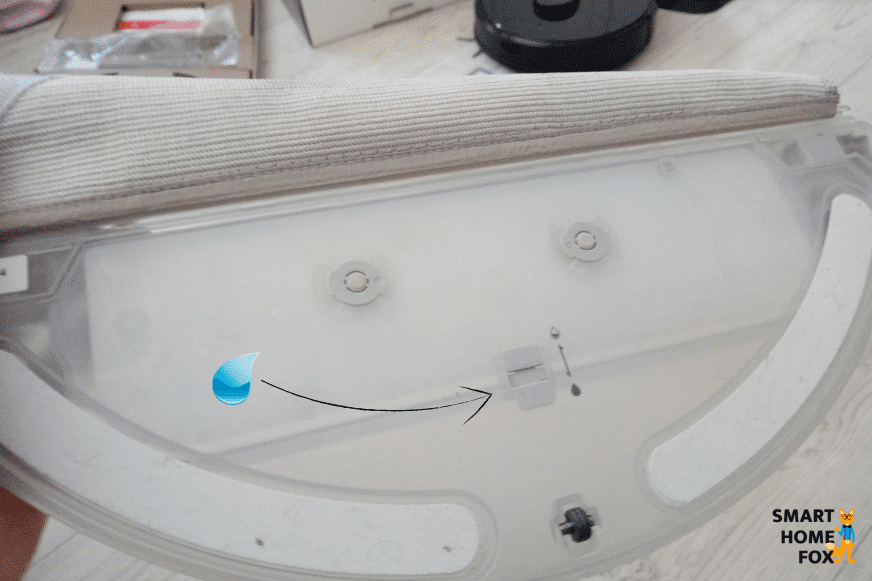 Переключатель уровня подачи воды для протирания на резервуаре для воды.